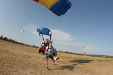 Pos&eacute; en parachute tandem